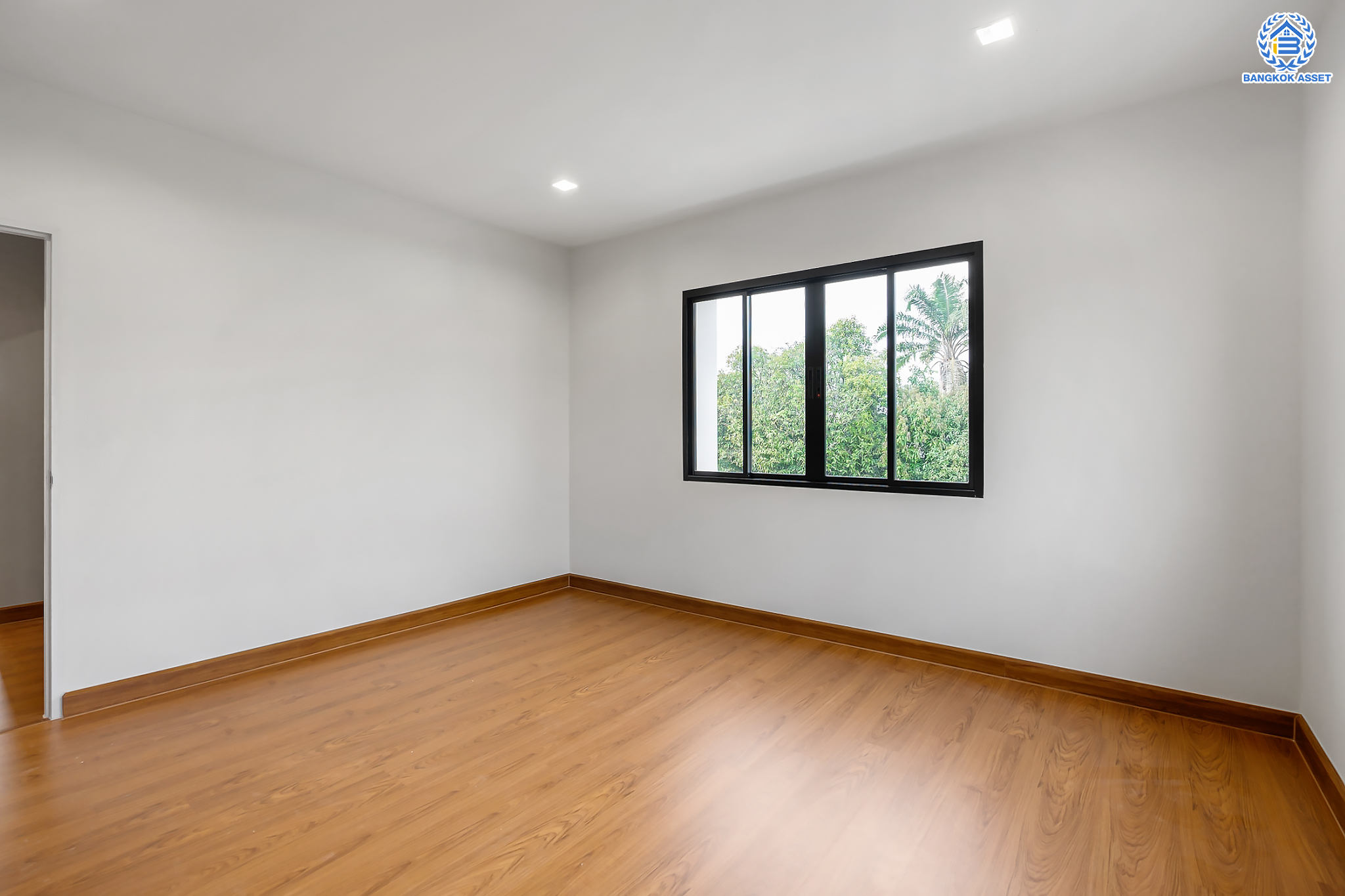 บ้านมือสองตกแต่งใหม่ ม.กฤษดานคร20 ปิ่นเกล้า-ติดถนนบรมราชชนนี เนื้อที่ 198 ตร.ว. บ้านเดี่ยวหลังใหญ่ ตกแต่งสุดหรูดีไซน์ยุโรป พร้อมฟังก์ชัน 4 ห้องนอน 4 ห้องน้ำ 1 ห้องแม่บ้าน จอดรถได้ 5 คัน บนทำเลเชื่อมต่อเมืองอย่างรวดเร็ว ใกล้ทางคู่ขนานลอยฟ้าบรมราชชนนี ทางด่วน "กาญจนาภิเษก" ม.มหิดล และเซ็นทรัลปิ่นเกล้า